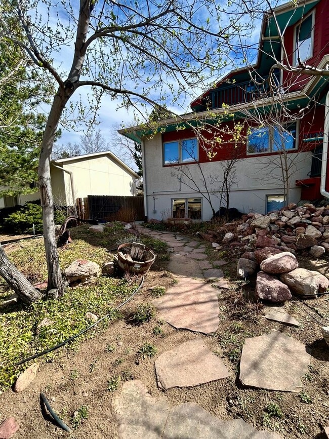 Building Photo - Furnished 2 Bedroom Garden Level Apartment in Upper Table Mesa Near Bear Creek Park