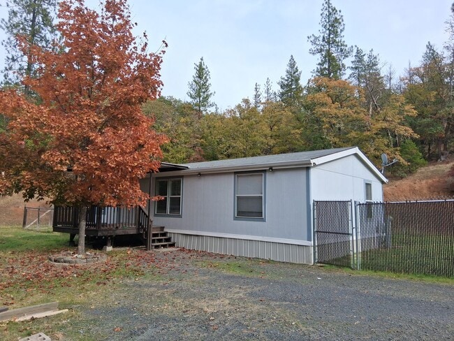 Building Photo - Peaceful Country Home