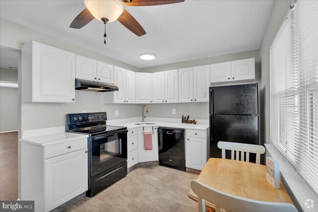 Building Photo - 915 Silver Ct Rental