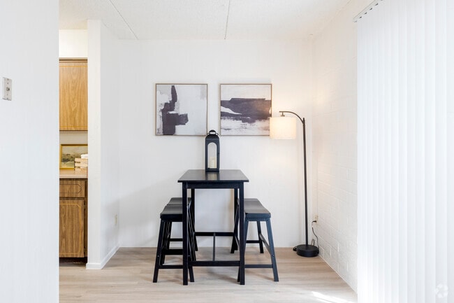 Classic Studio - 441 SF - Dining Room