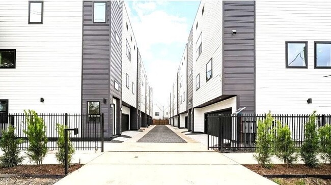 Building Photo - 319 N Nagle St