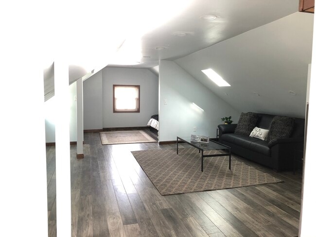 Building Photo - 995 S Main St Unit B Rental