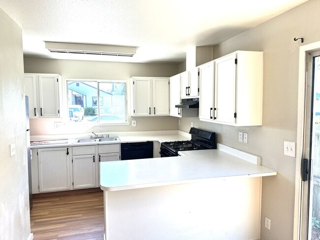 Building Photo - Nice & Quiet single family home in the cen...