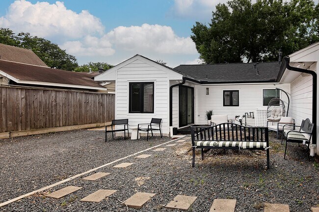 Photo - 4007 Markham St