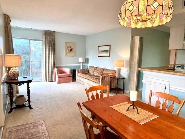 Building Photo - 1805 Fairview Villas Dr