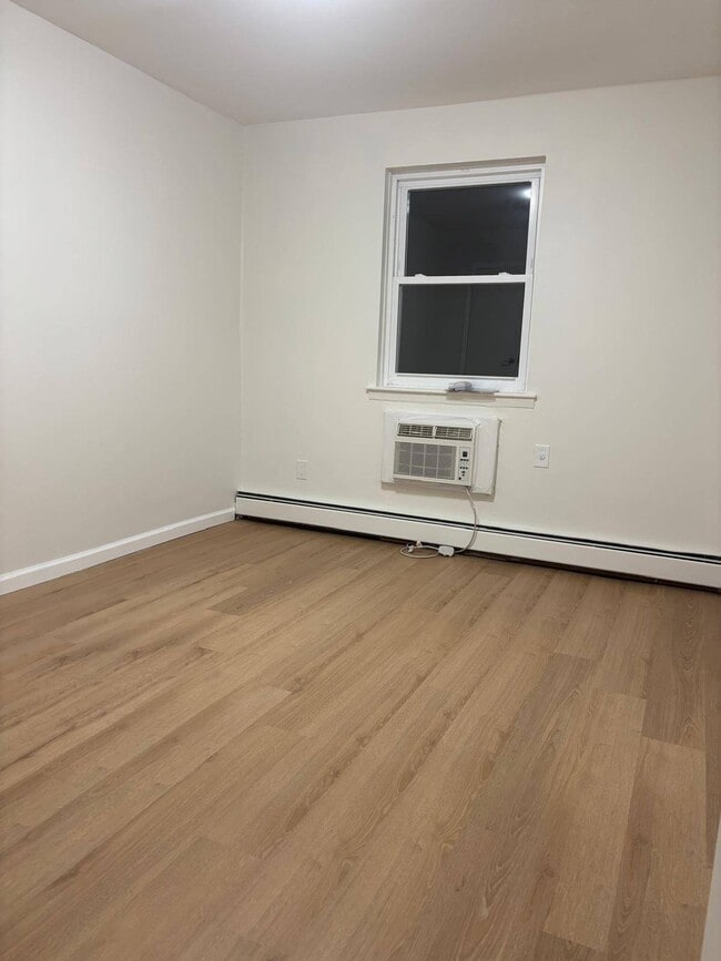 Photo - 1233 E 69th St