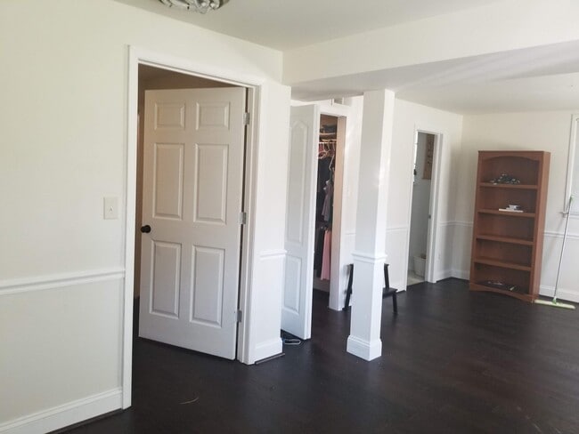 Photo - 5233 Queensberry Ave