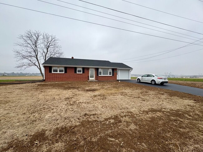 Building Photo - 3 Bedroom 1 Bathroom Rancher in Elizabethtown!
