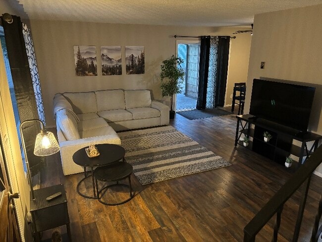 Building Photo - 308 W 6th St Rental