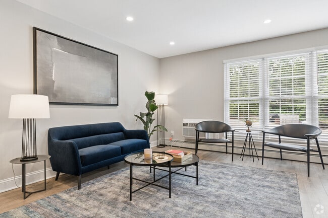 1BR, 1BA - 733SF - Living Room
