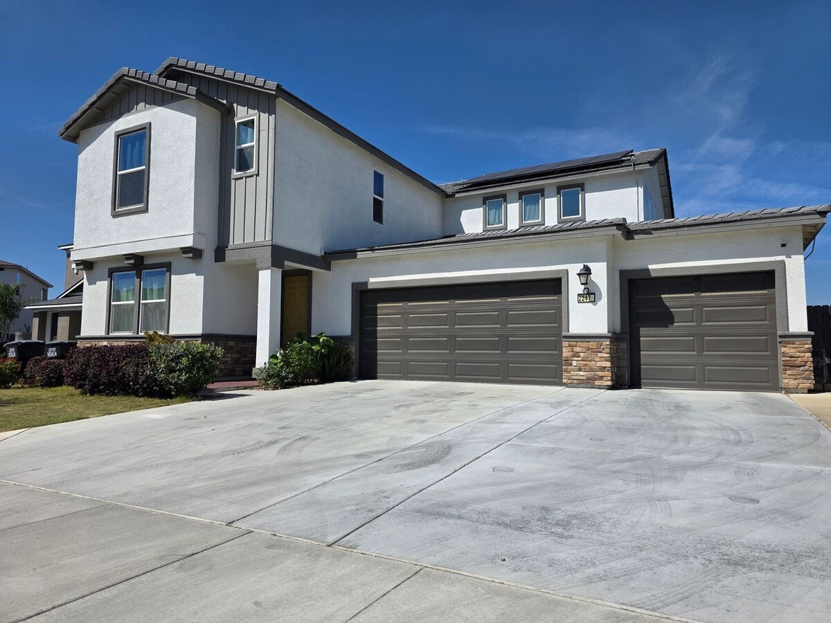 Photo - Newer 5 Bedroom 4.5 Bathroom in SE Visalia!! Coming soon!!