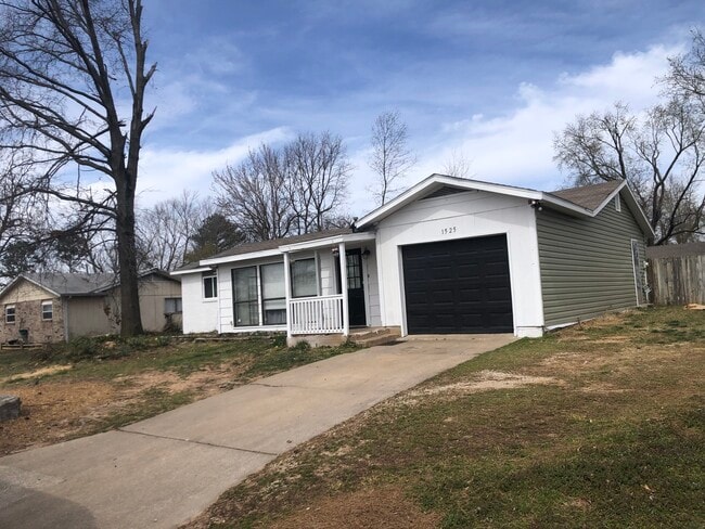 Building Photo - 1525 Acorn Dr