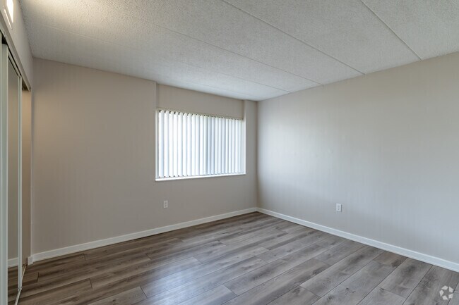 2BR, 2BA - 916SF - Renovated