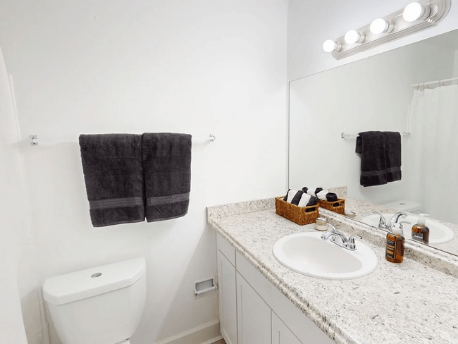 Baños con espacio de almacenamiento