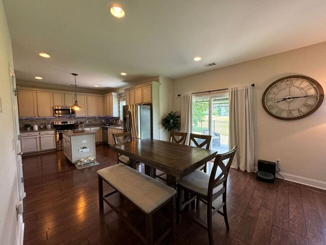 Photo - 4 Bedroom 3 Bath located in Creekside!! Available Now!!