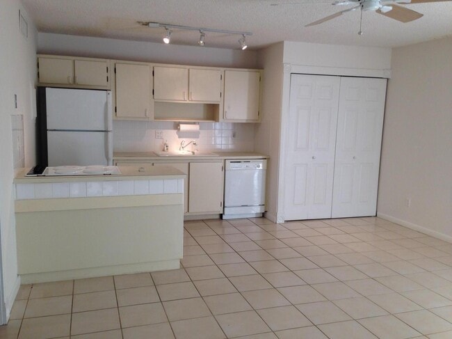 Building Photo - 643 Executive Center Dr Unit Q108