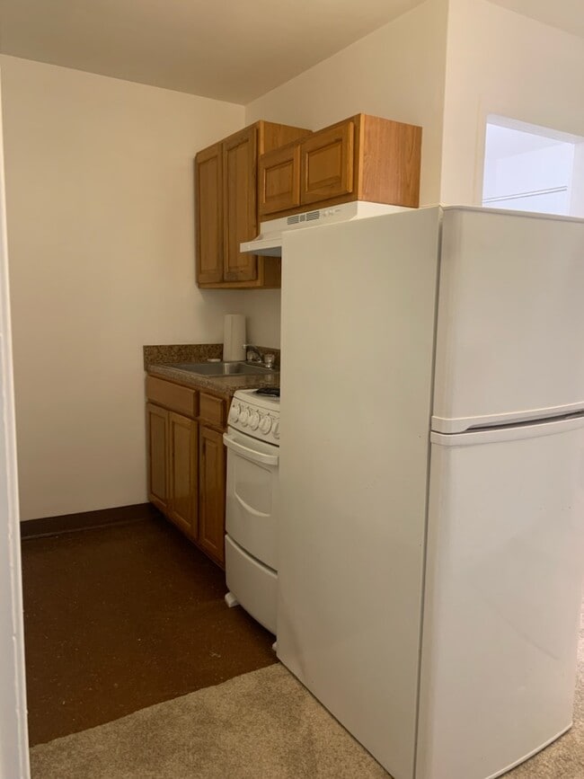 KITCHEN - 1164 Broadway St Unit 14