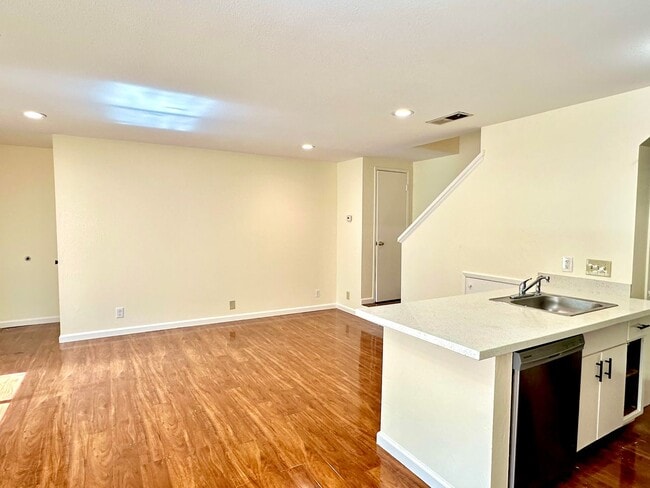Photo - $2,800 / 2 BR - GORGEOUS TOWNHOUSE IN IRVINGTON-CENTRAL FREMONT