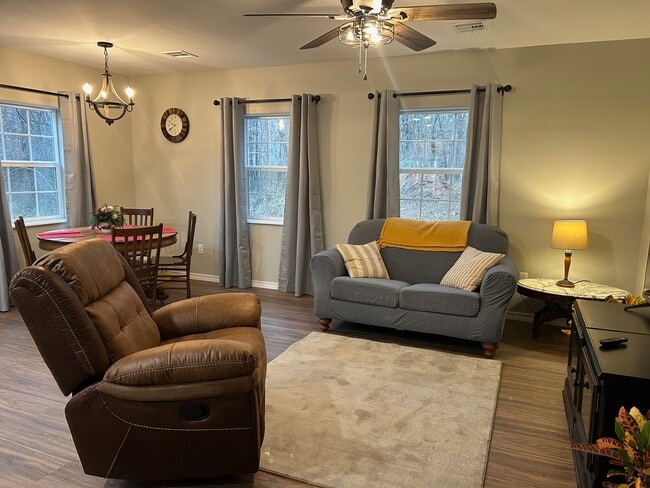 Sala de estar hogareña - 2720 S 85th St E Unidad 1 Bed 1 Bath Guesthouse