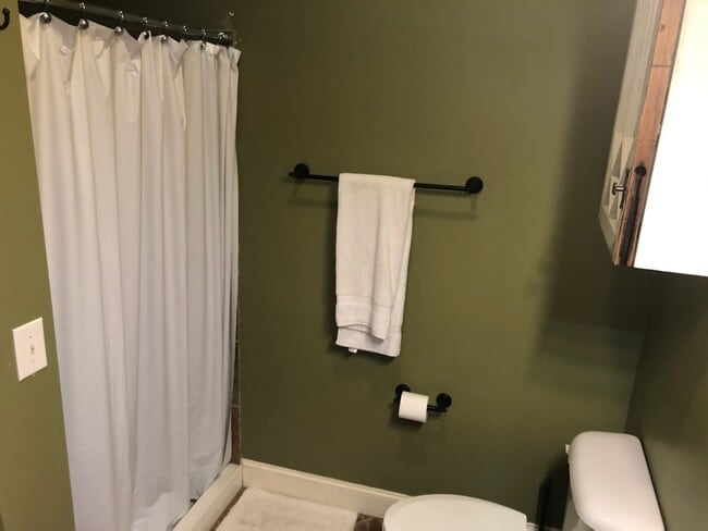 Building Photo - 1819 Deerwood Ave