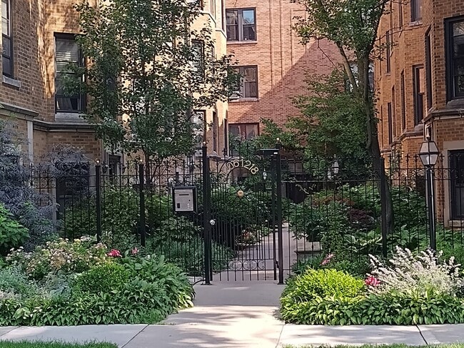 Building Photo - 1216 W Jarvis Ave Unit G