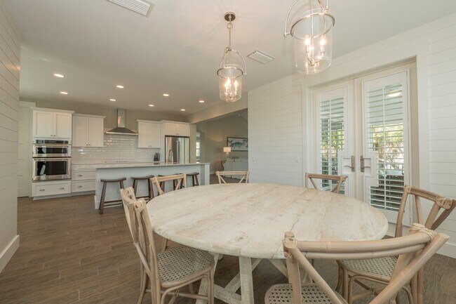 Photo - 305 Barbarossa St