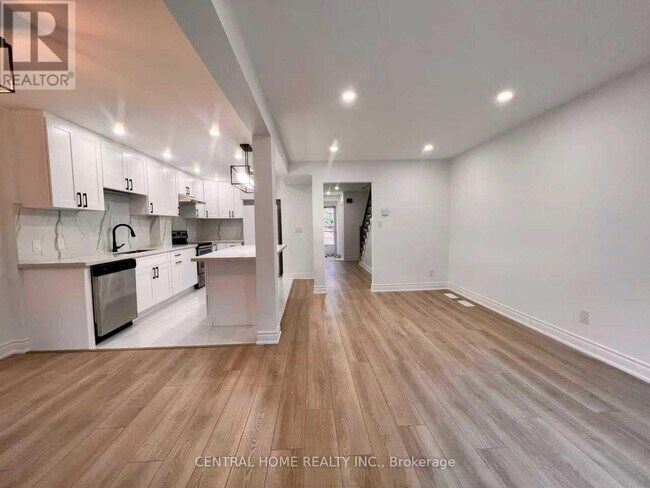 Photo - 121 L'Amoreaux Dr