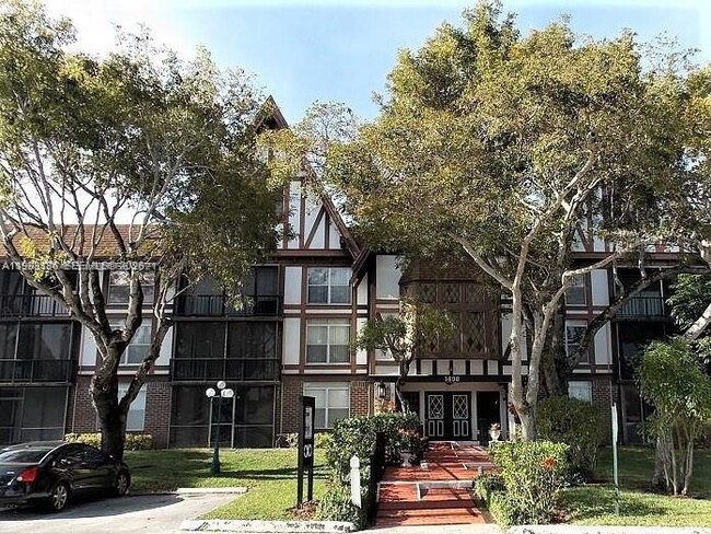 Building Photo - 3690 Inverrary Dr Unit 3A