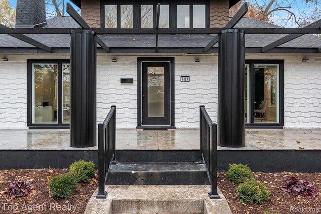 784 Barrington Rd