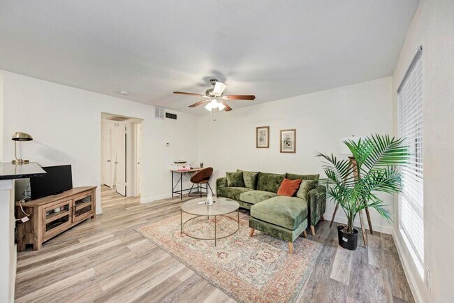 Photo - WASHER / DRYER, WOOD FLOORS OPEN LIVING LAYOUT !! Unit 103