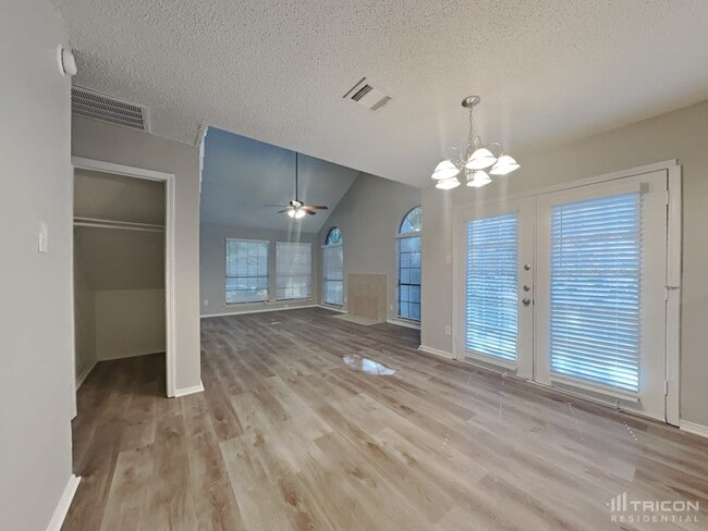 Photo - 561 Oxbow St