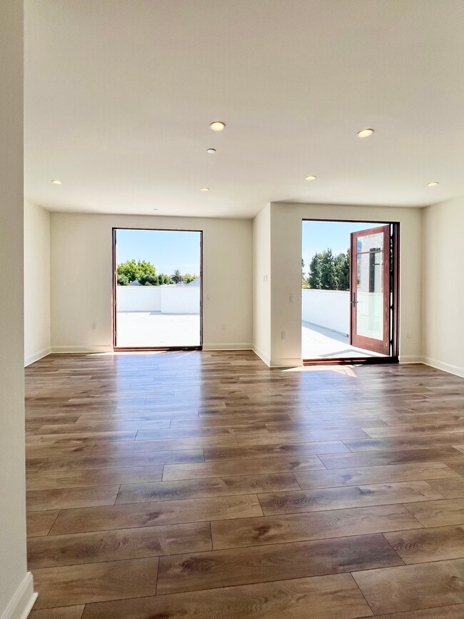 Building Photo - 859 S Lucerne Blvd Unit PH #2 Rental