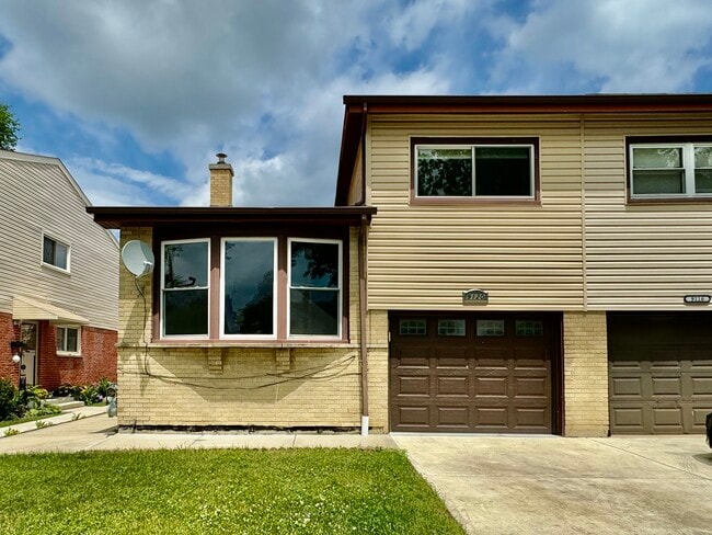 Building Photo - 9120 Hollyberry Ave Rental