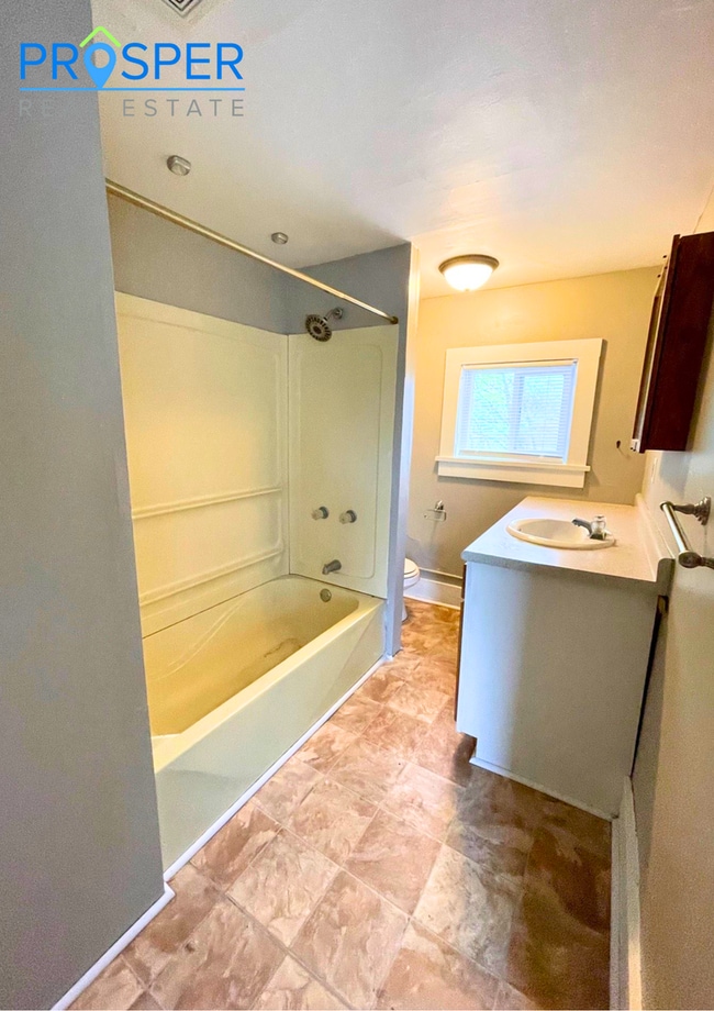 Photo - 826 Menomonie St Unit ME826.5 (Upper)