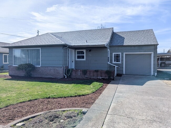 Building Photo - 1167 SE Fenton St Rental