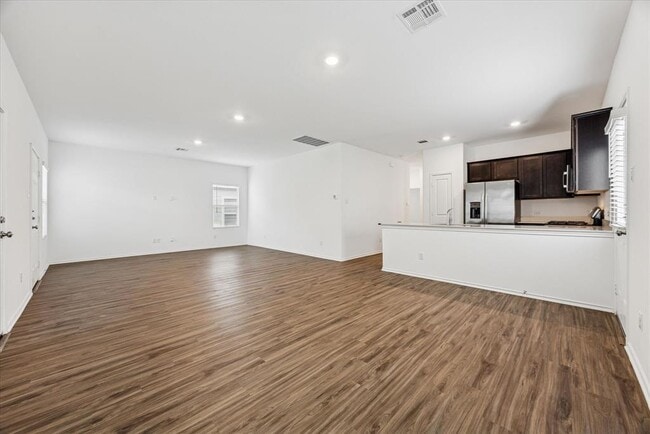 Photo - 304 Mica Trl