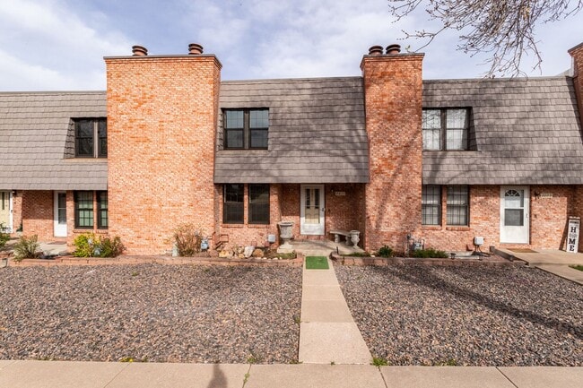 Building Photo - Beautifully Maintained Townhome with Fantastic Amenities