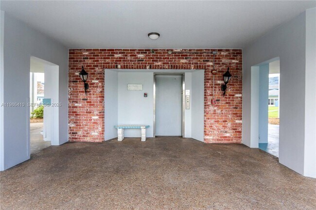 Building Photo - 2223 Park Ln Unit 306