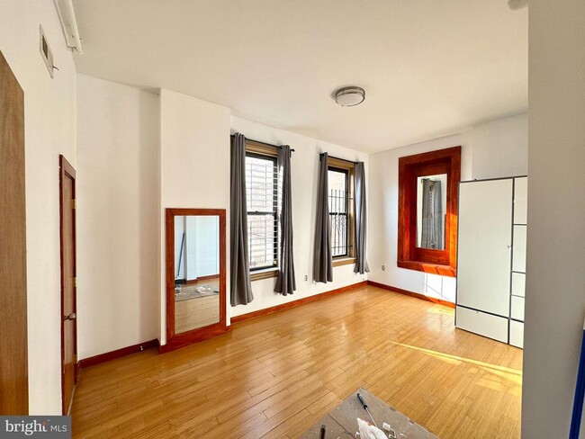 Building Photo - 1301 Vine St Unit 3 Rental