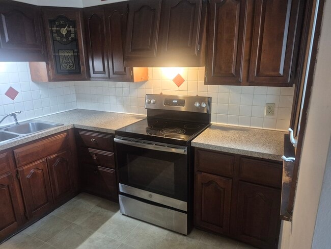Kitchen Stove - 47 Heywood St Unidad 3