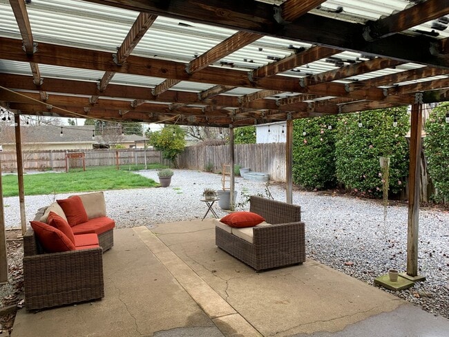 Photo - 3 Bedroom 2 bath home with huge backyard!