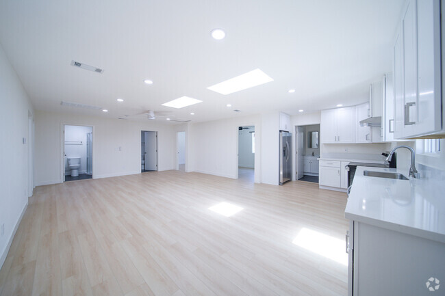 Building Photo - 206 W Broadbent Dr Rental