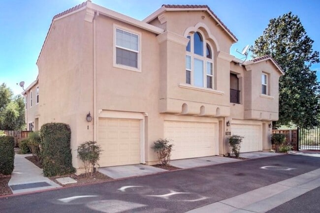Spacious 3 Bedroom Townhouse for Rent in L... - Spacious 3 Bedroom Townhouse for Rent in L...