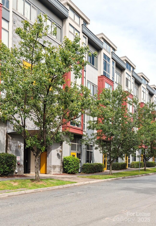 Building Photo - 514 W 10th St Unit 205