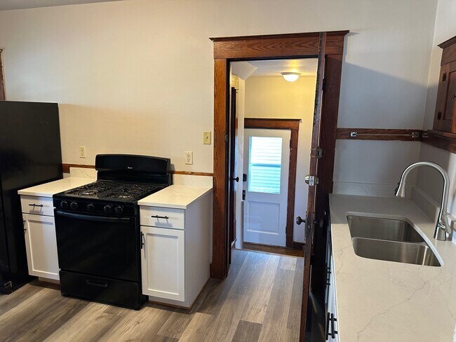 Kitchen with back entrance - 511 Niagara Ave Unit 511