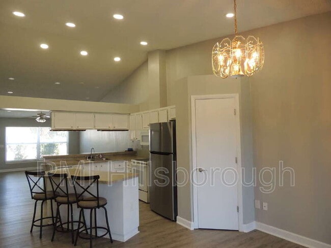 Photo - 944 Burlwood St