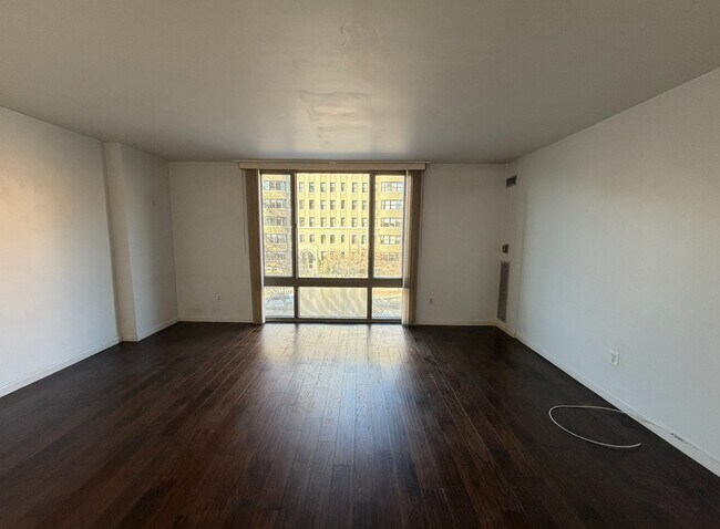 Building Photo - 950 25th St NW Unit 308N