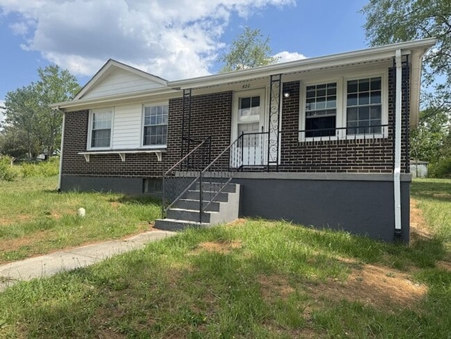 Building Photo - Charming 3BR Home with Hardwood Floors & Spacious Yard