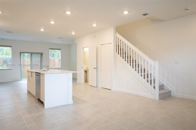 Photo - 204 SE 10th St