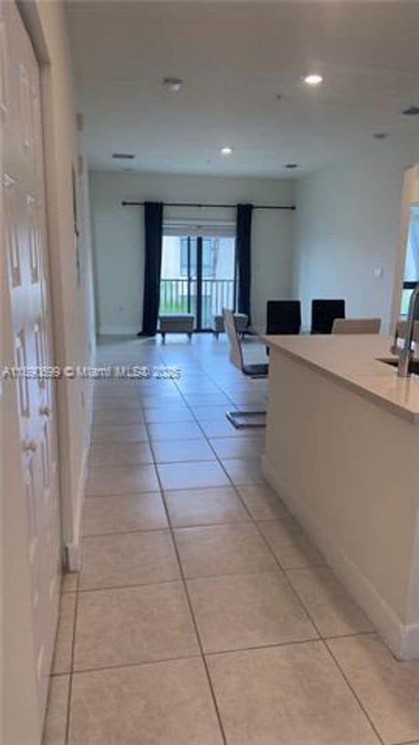 Photo - 8301 NW 41st St Unidad 8301 NW 41st St  B-409